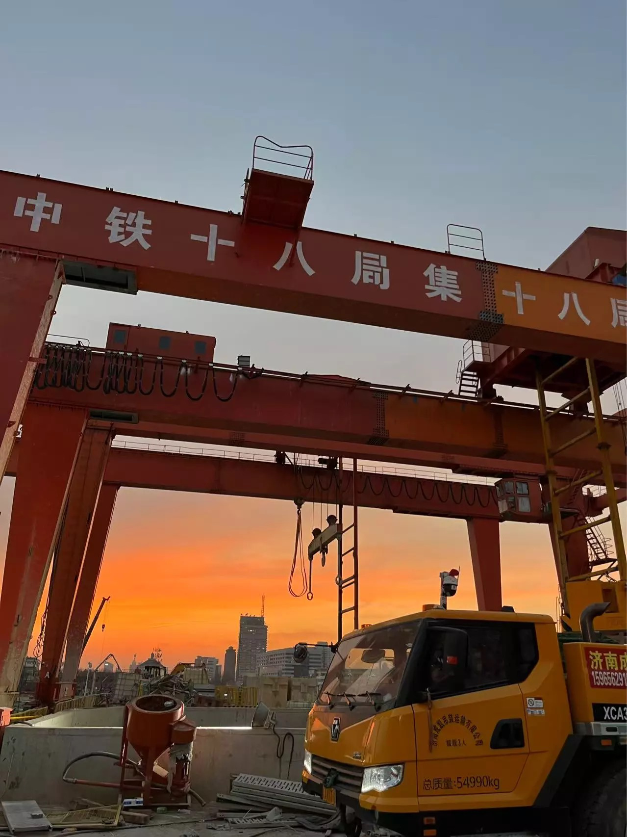 济南地铁出渣门式起重机安装现场实拍